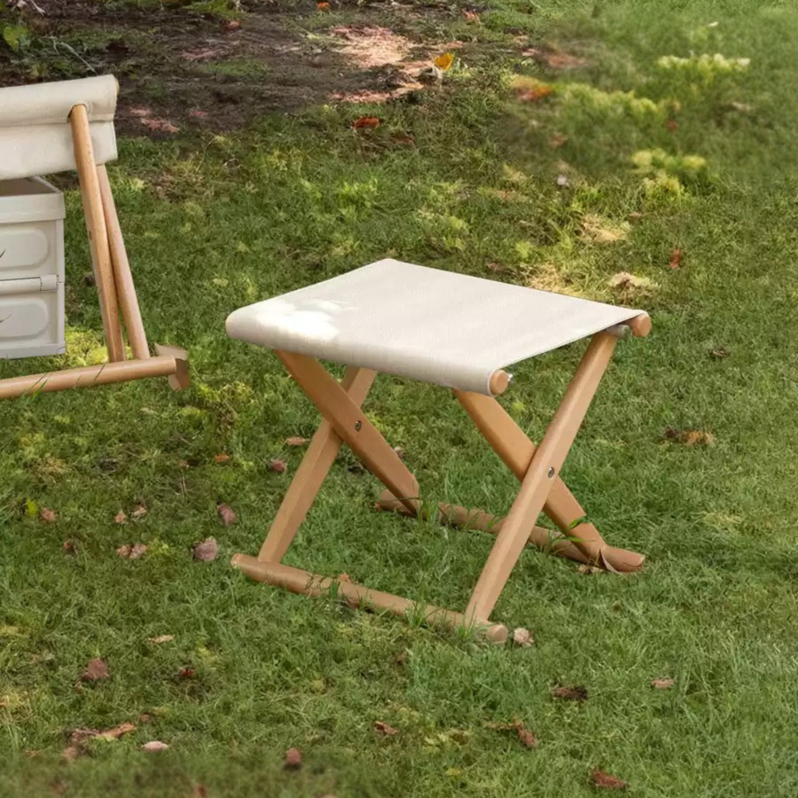 solid wood small stool, low stool, small horse Zha stool, outdoor