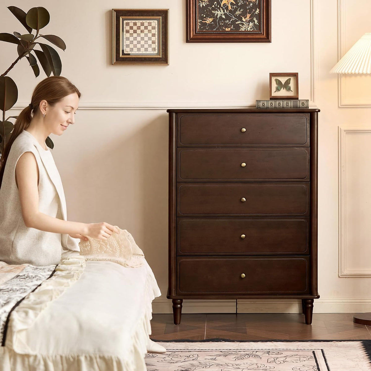 Poplar Solid Wood Traditional Dresser with Brass Knobs and Turned Spindle Legs