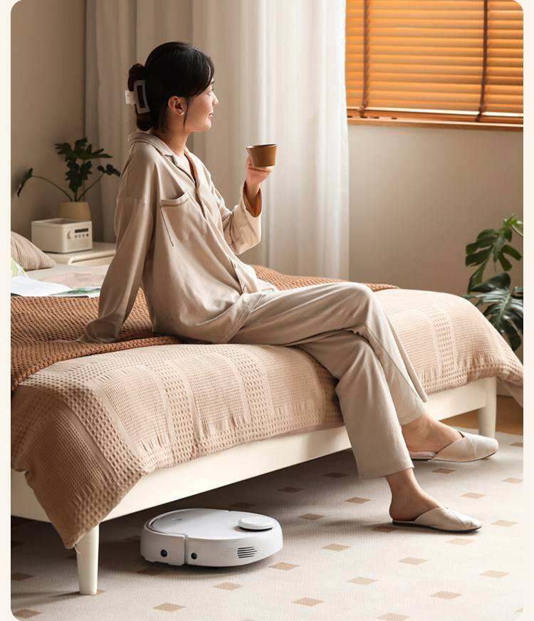 Rubberwood Solid Wood Upholstered Bed with Scalloped Headboard, French Cream Style