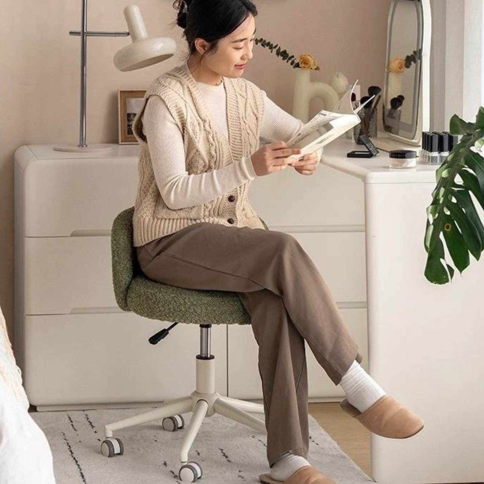 Height Adjustable Makeup Chair