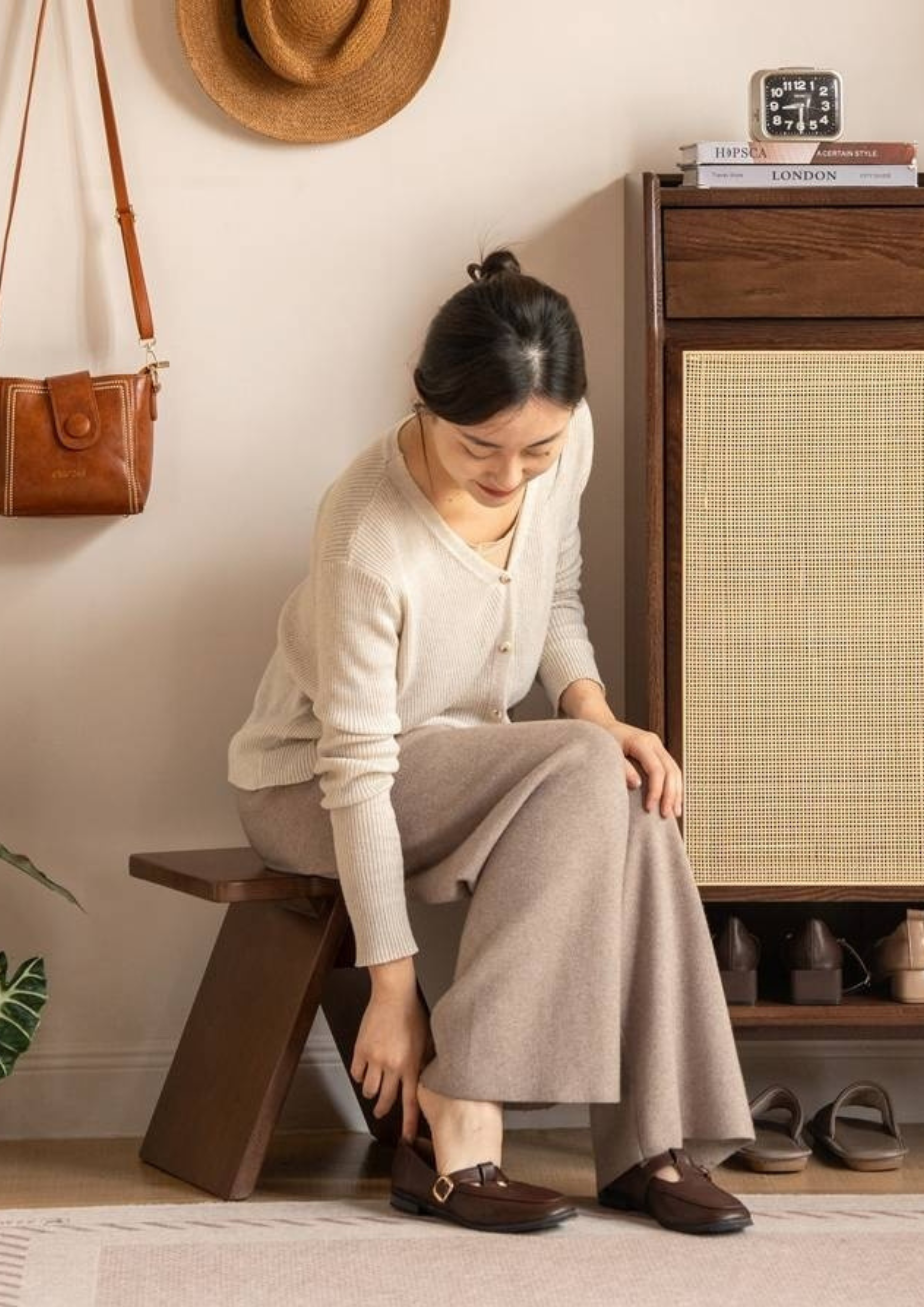 Solid Rubberwood Modern Minimalist Square Shoe Changing Stool