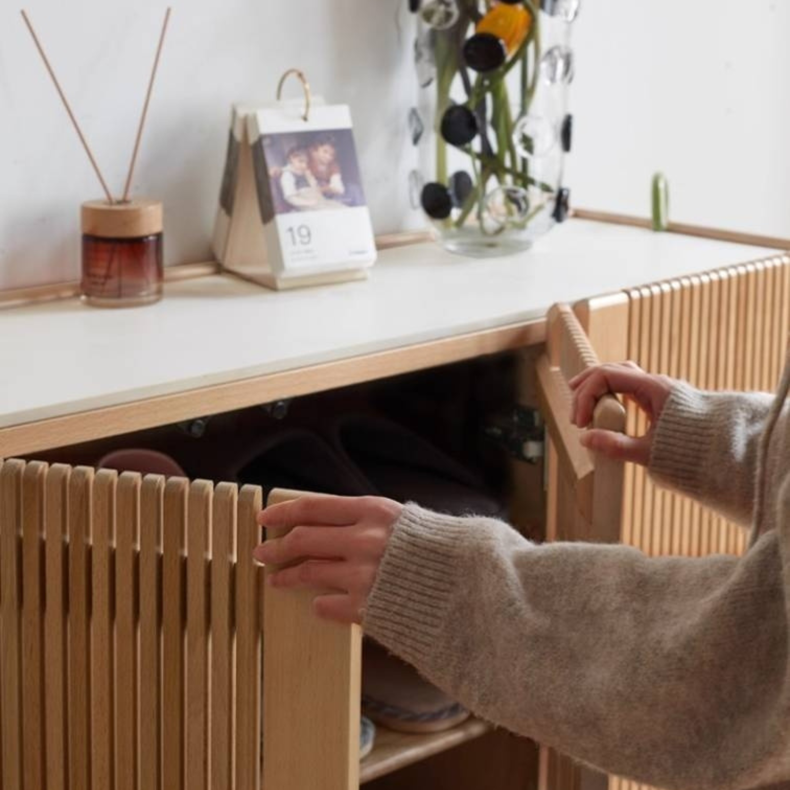 Ash, Oak Solid Wood Rock Top Shoe Cabinet