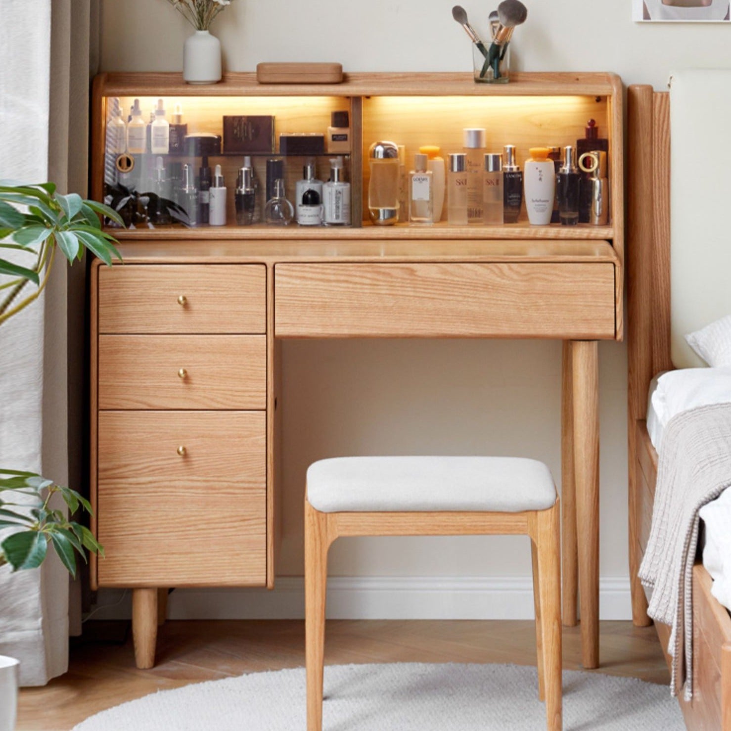 Oak Solid Wood Dressing Table Atmosphere With Lights.