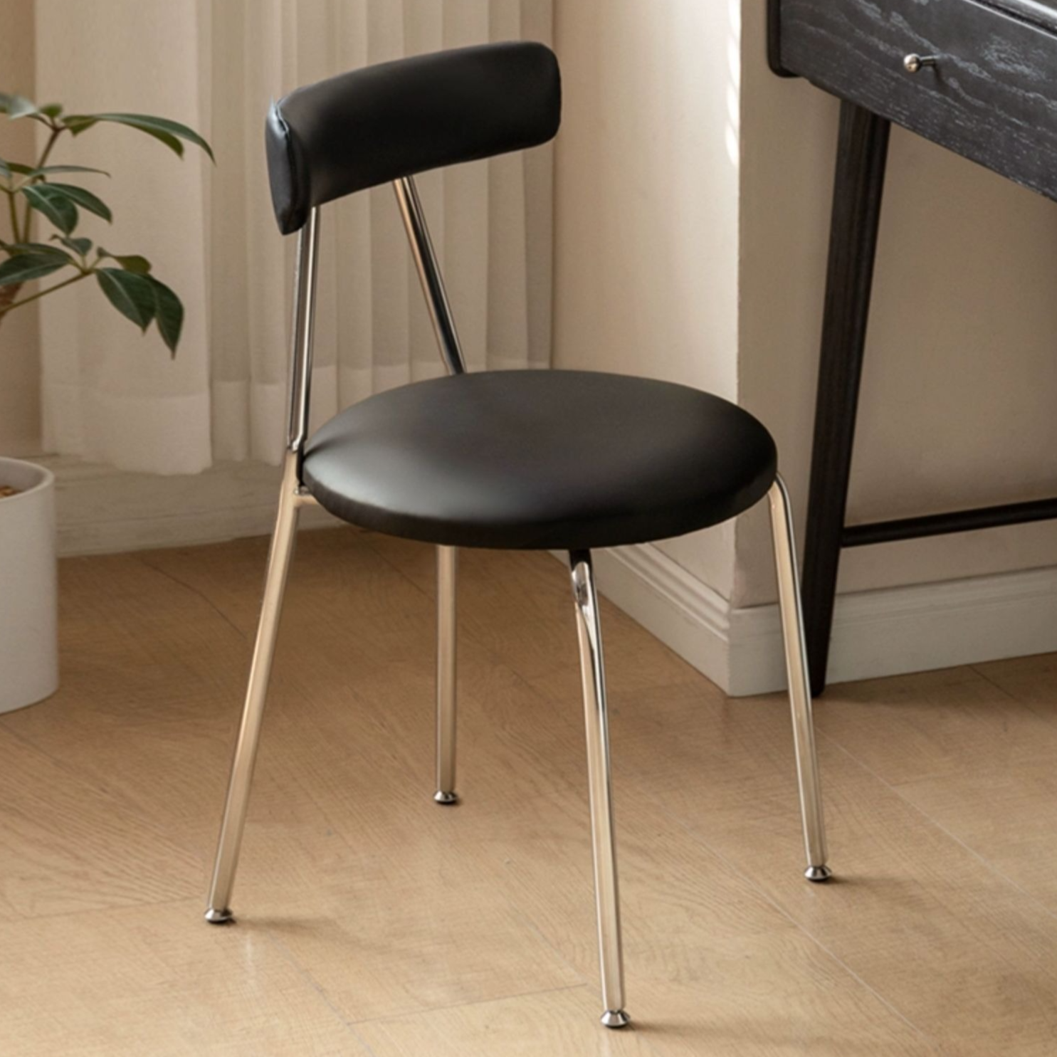 Makeup Soft White/Black Chair