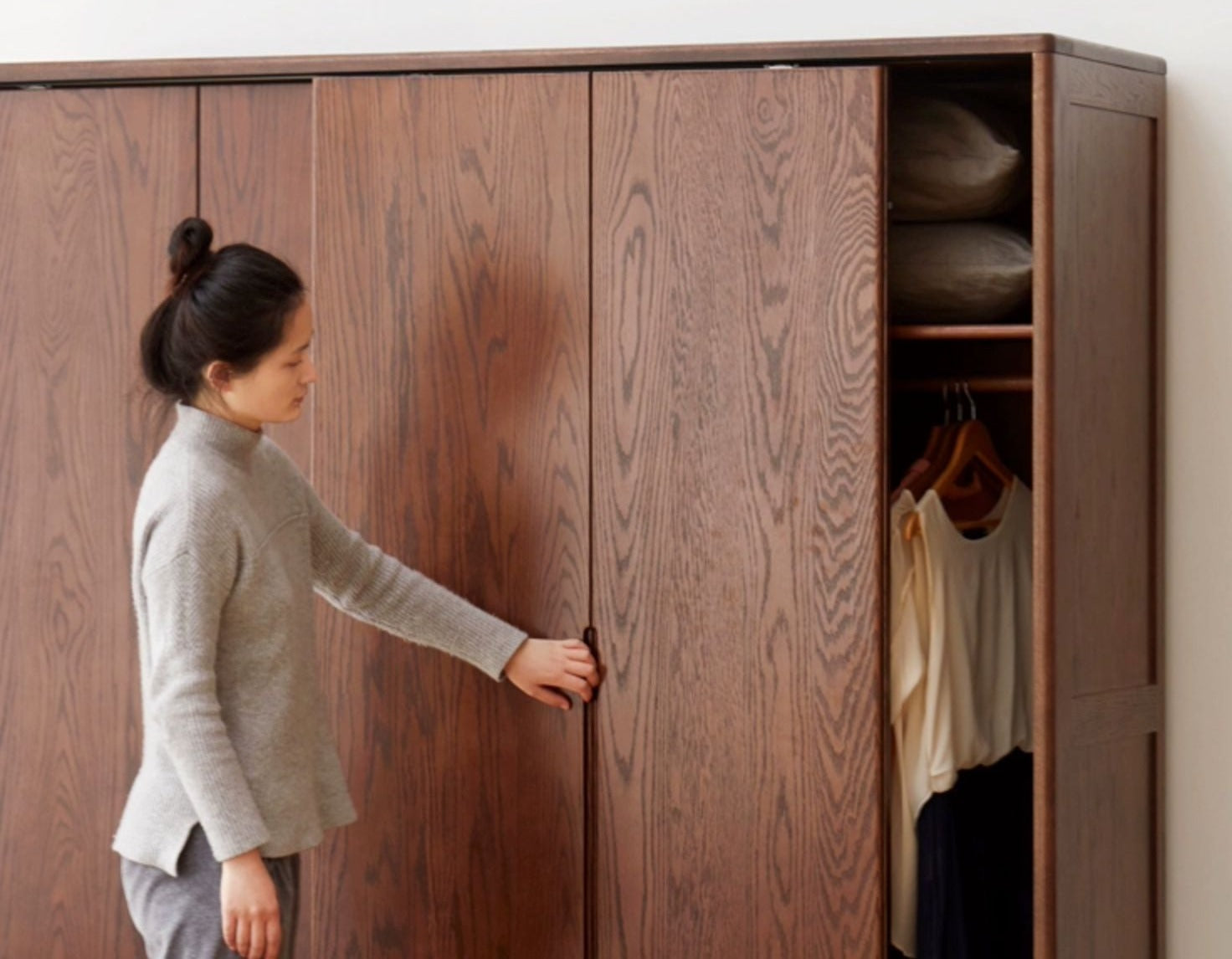 Oak Solid Wood Sliding Door Wardrobe.