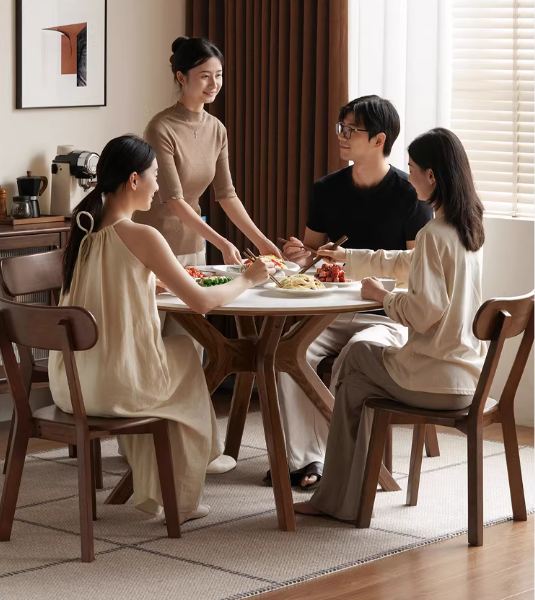 Oak Solid Wood Round Dining Table with Modern Minimalist Design
