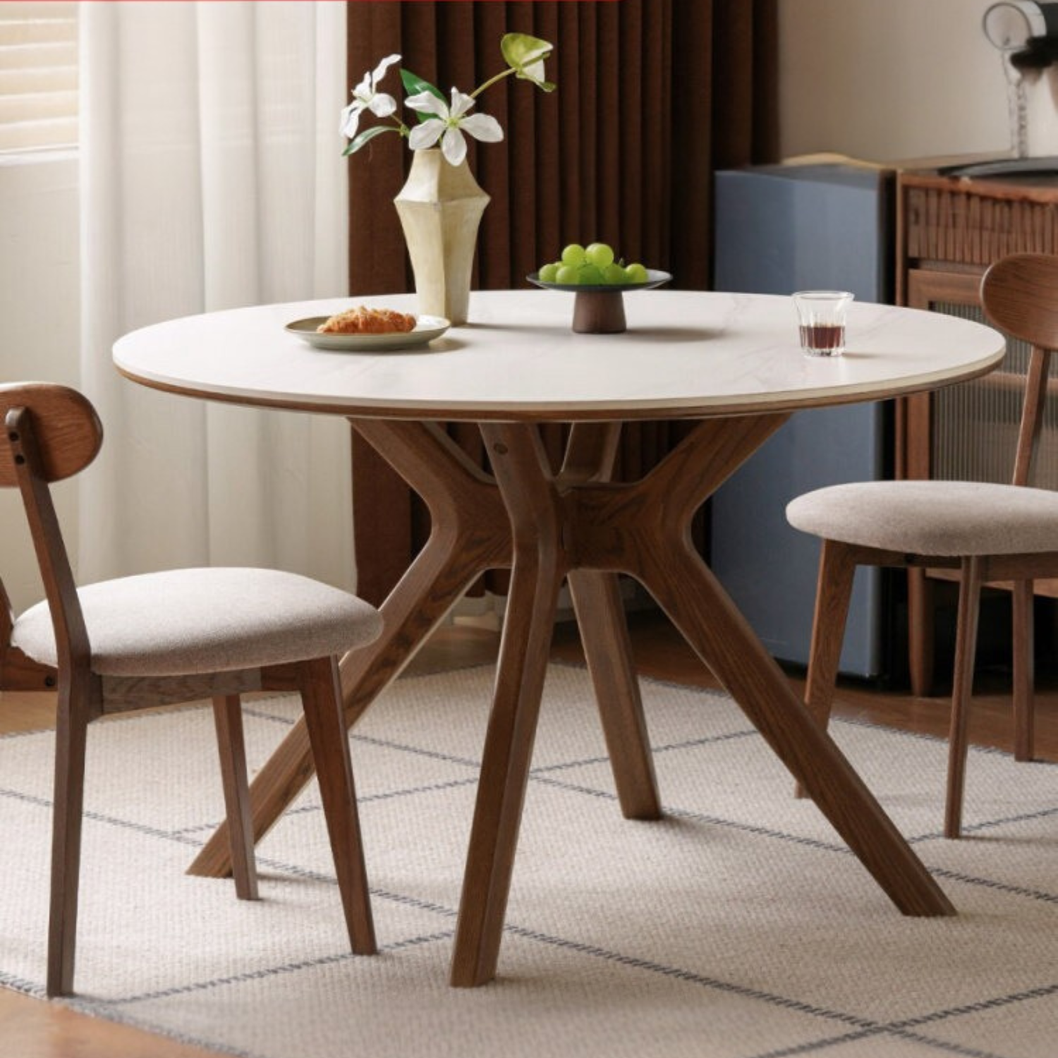 Oak Solid Wood Round Dining Table with Modern Minimalist Design