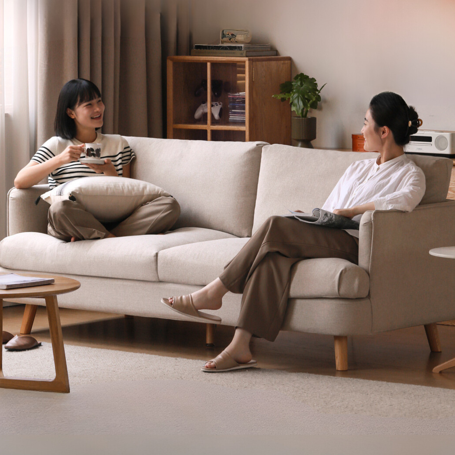 Fabric Sofa Modern Three-seat Straight Sofa.