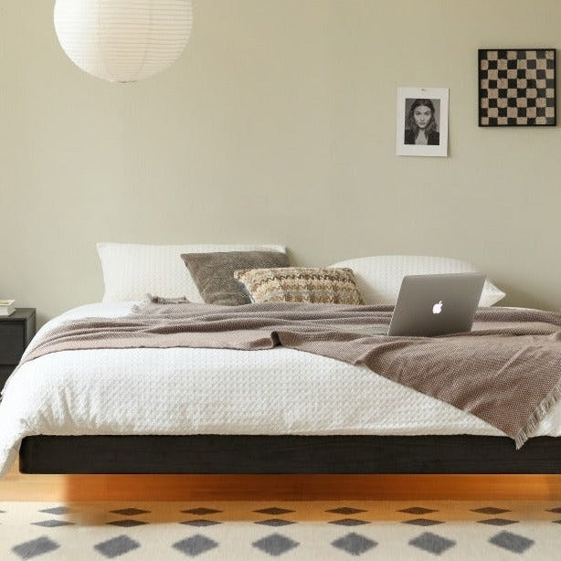 Oak solid wood Suspended platform bed, headboard-free bed Black with light