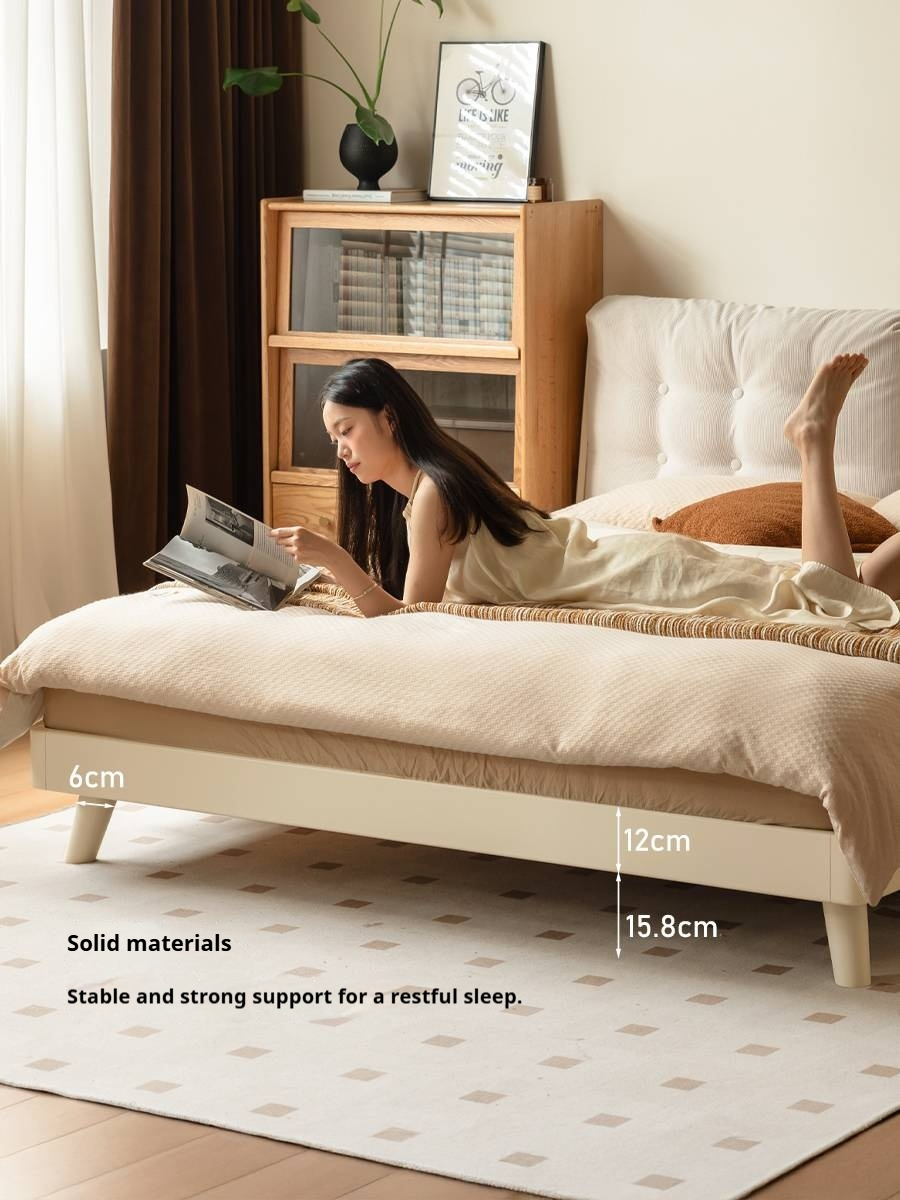 Oak, Rubberwood Solid Bed with Cream Finish — Casual Bedside with Soft Bag Backrest and White Soft Back