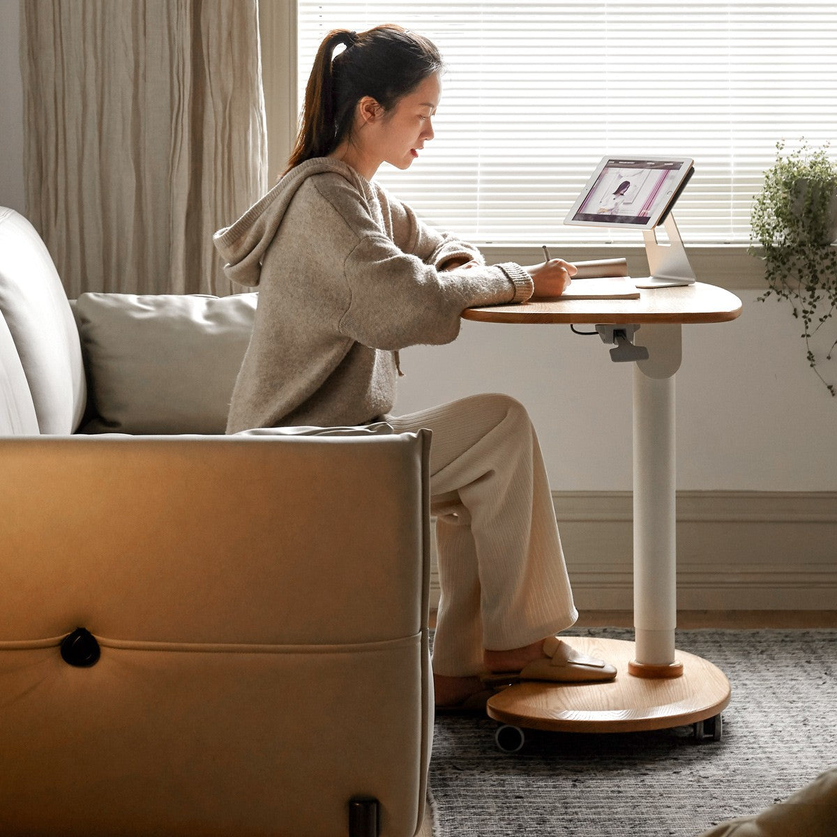 Oak Solid Wood Pneumatic Adjustable Standing Desk