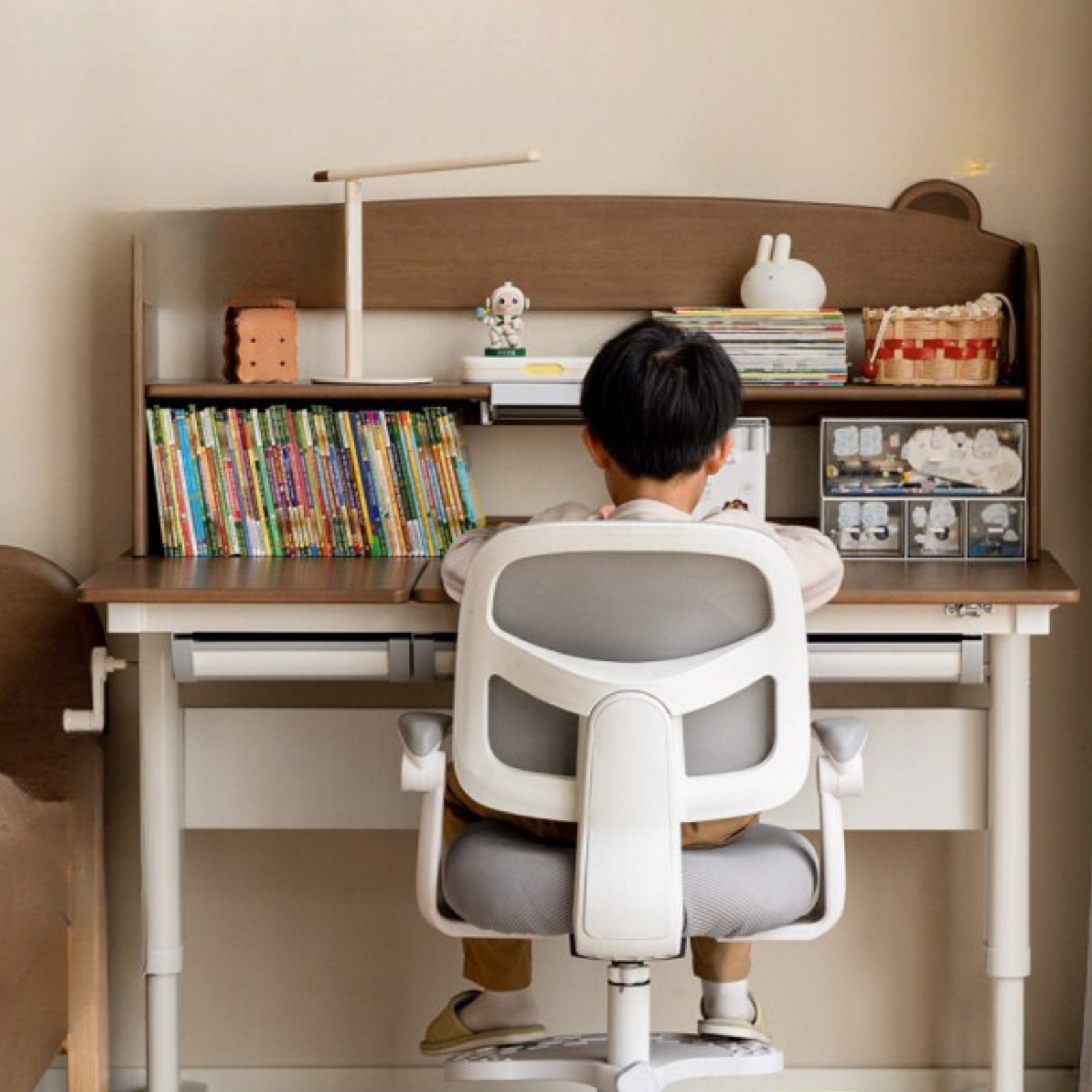 Solid Rubberwood Children s Hand-cranked Height Adjustable Desk