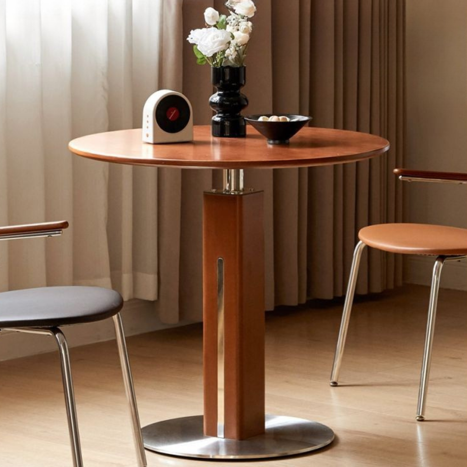 Poplar Solid Wood Vintage Round Bauhaus Style Dining Table