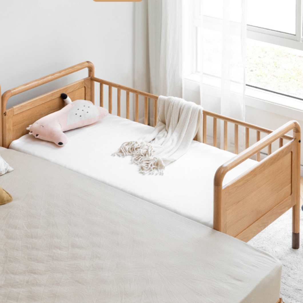 Adjustable 0-15 years old Oak solid wood Toddler bed"