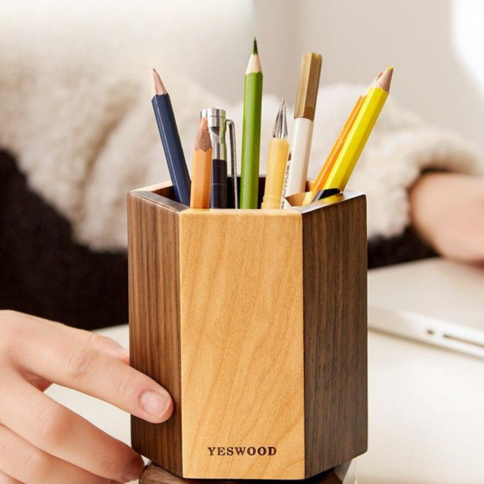 Black Walnut, Maple Solid Wood Rotating Pen Holder