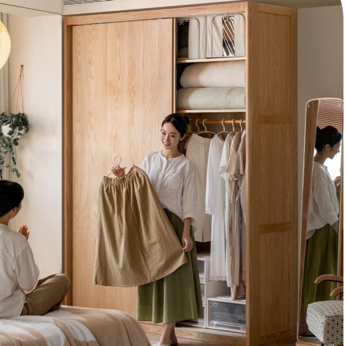 Oak solid wood sliding door wardrobe -