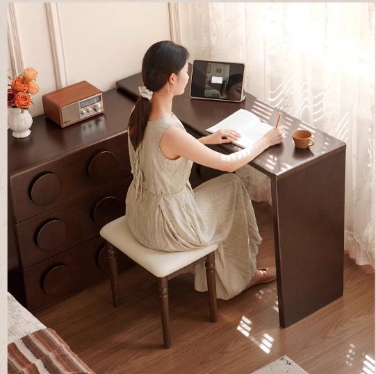 Poplar Solid Wood Retro Medieval Style Rotating Dressing Table