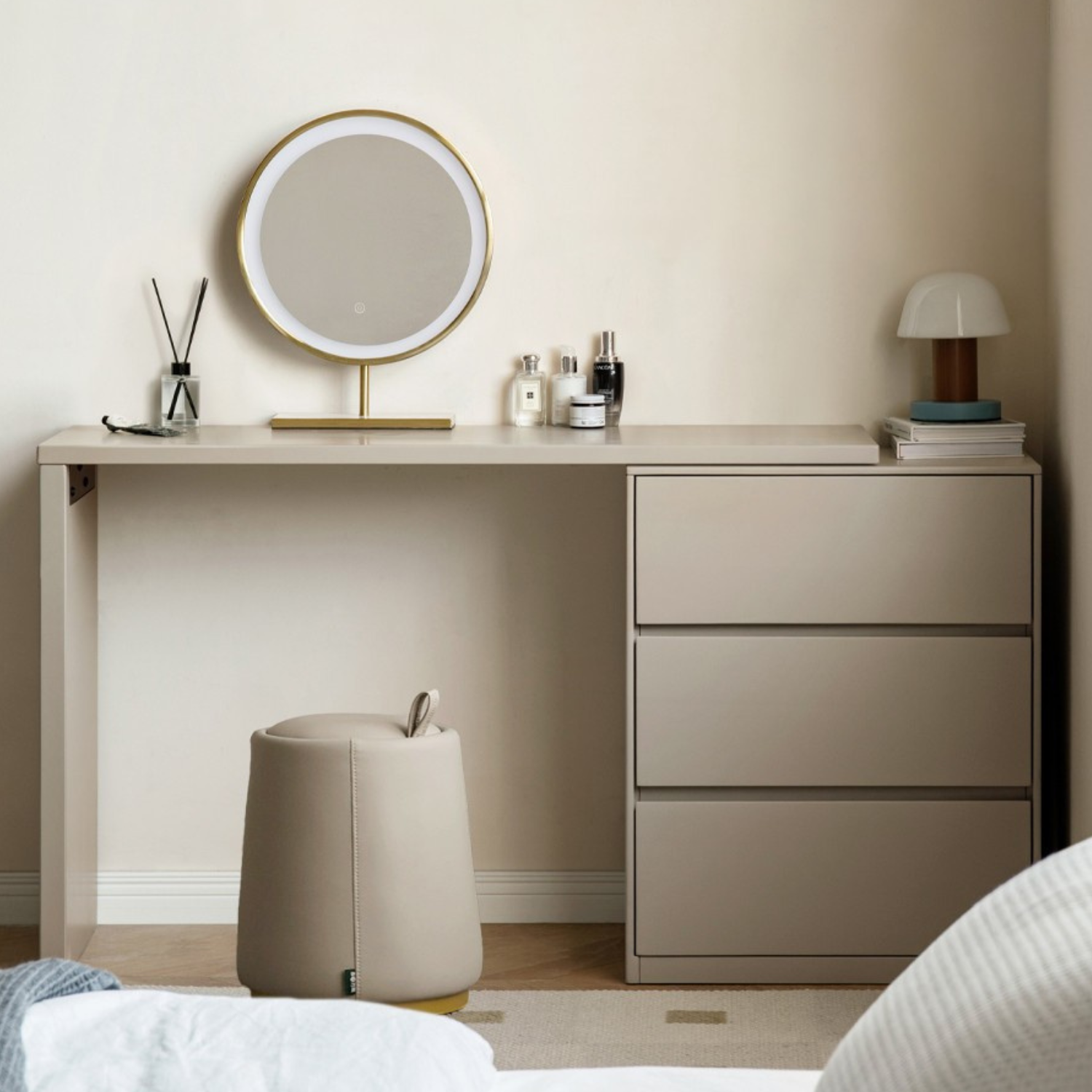 Poplar, Oak Solid Wood Telescopic Vanity Table Three Drawers.