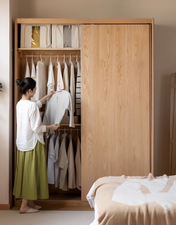 Oak solid wood sliding door wardrobe: