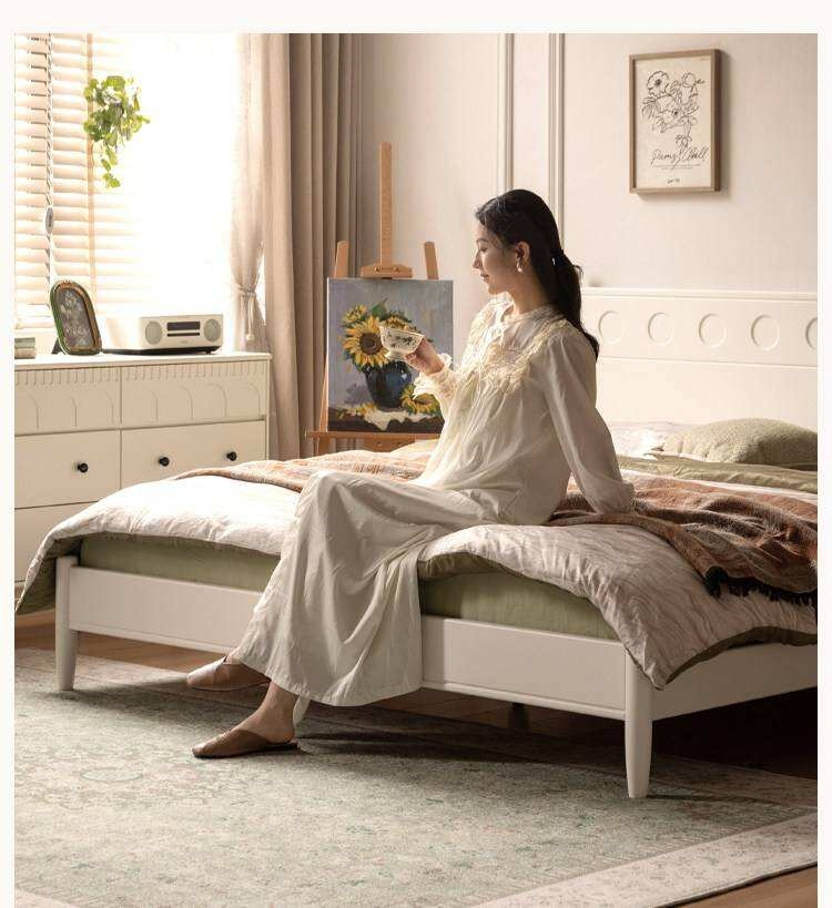 Rubberwood Solid Wood Platform Bed with Carved Dot Headboard and Spindle Legs