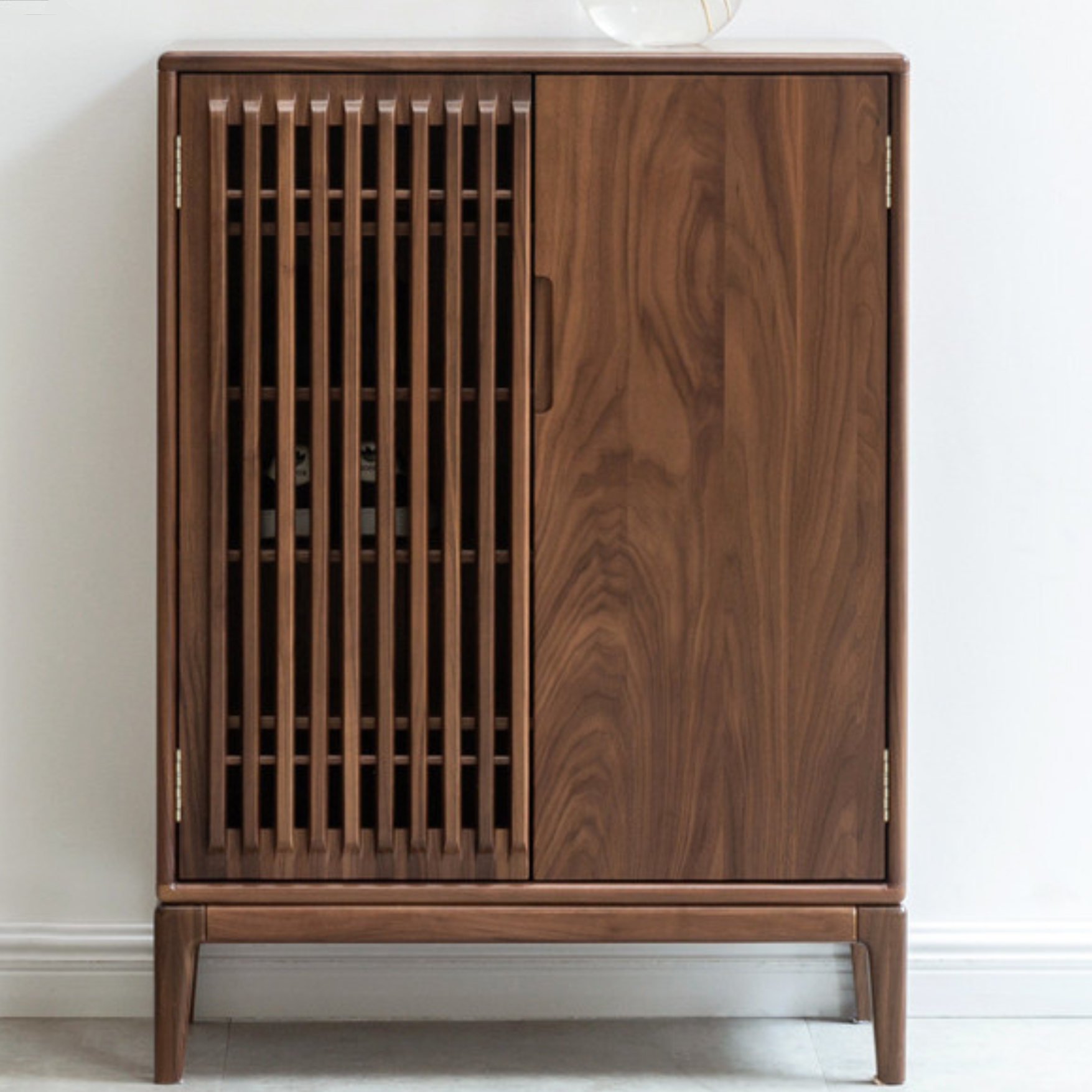 Black walnut, Ash two-door shoe cabinet entrance