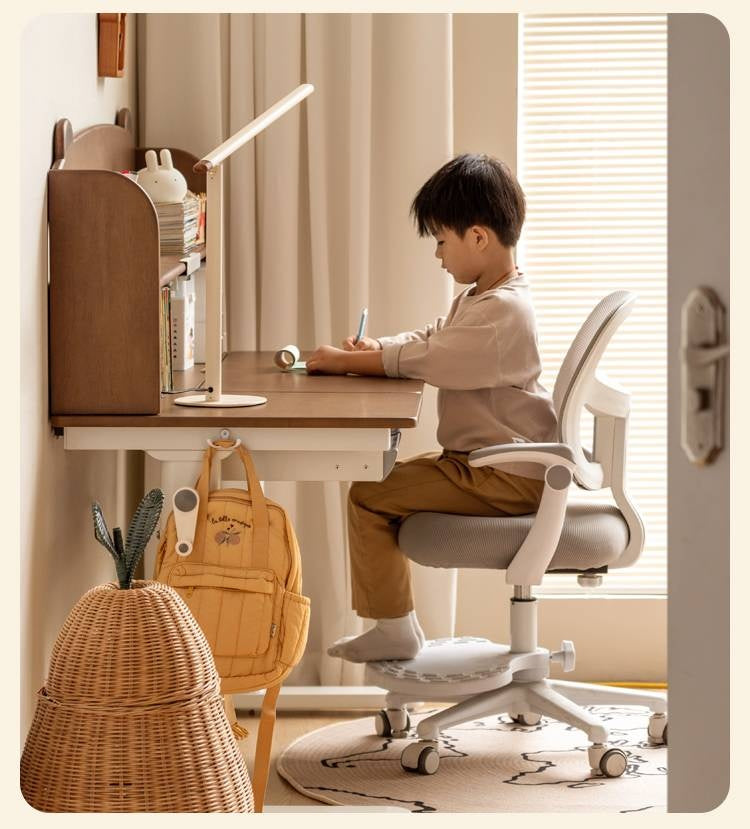 Solid Rubberwood Children s Hand-cranked Height Adjustable Desk